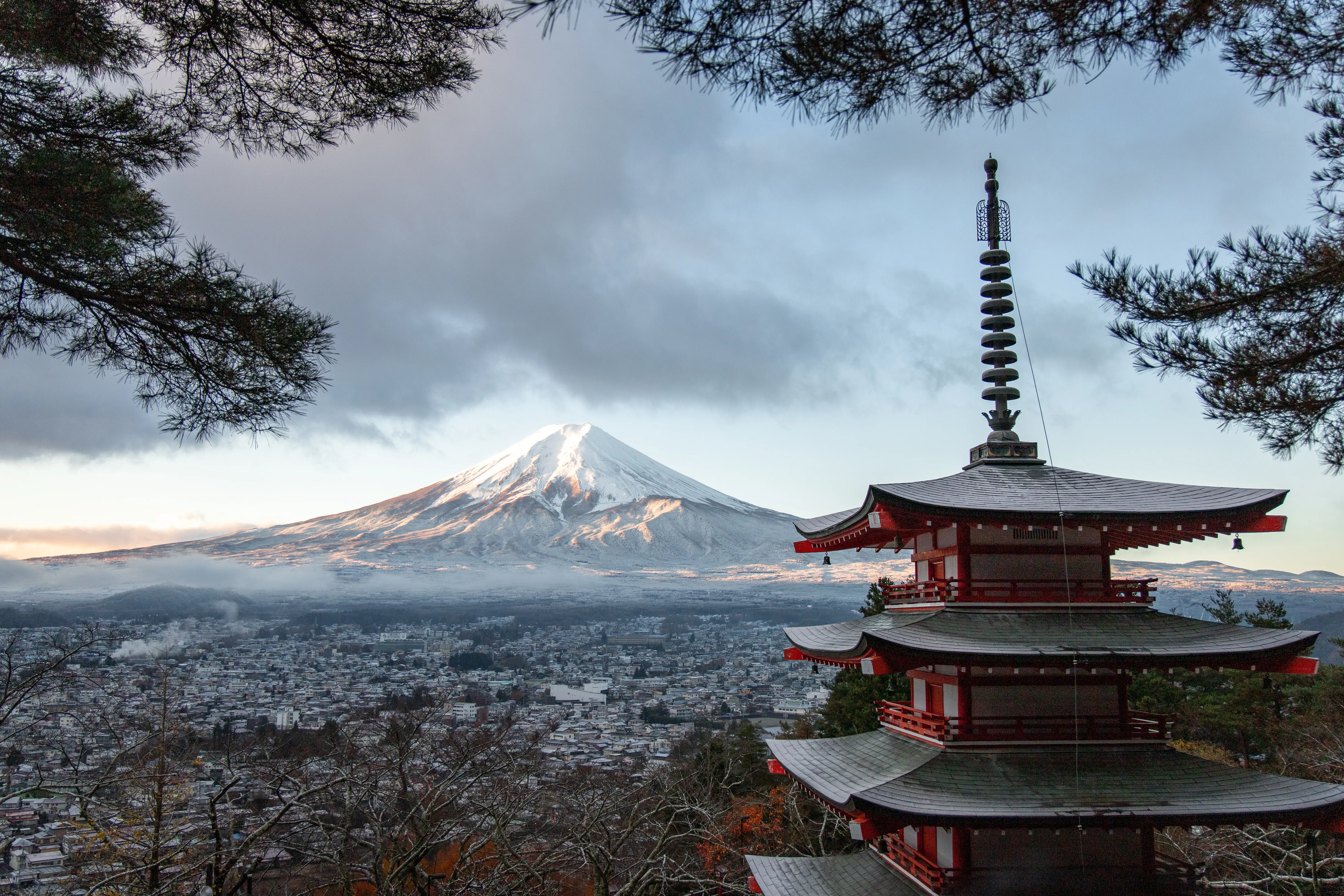 Een foto van een japanse tempel met een grote berg in de achtergrond